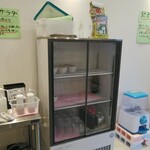 日乃屋カレー - 券売機の横にサラダ置場