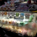 老維新 - 店頭にあるショーウインドの写真！