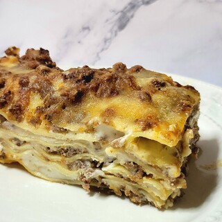 黒毛和牛を使った特製ラザニアなどパスタも充実