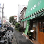 IZUMI - 駅のそば、線路沿いです。なぜ、店名の「や」を消してあるのでしょうか（笑）
