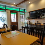 IZUMI - 清潔感あふれる店内