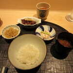 新ばし 星野 - じゃこ、松阪牛しぐれ煮、浅漬け、赤出汁、炊き立て白ごはん