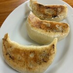 叶屋 - 黄金色に輝く餃子は名脇役として名高い