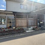 五味五感ちきんらいす - 右半分がお店。左側は空きテナント的。