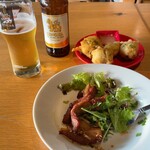 マンゴツリーカフェ - 豚肉の香味揚げだけでは、ビールがあまりそうだったので、パクチー揚げパン500円を追加しました