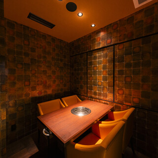 暗め照明で高級感溢れる店内◆完全個室で洗練された大人の時間を