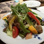 マーロウ - 軽く4人前はありそうなサラダ♪︎お刺身はマグロとカンパチ、生しらす♪︎肉厚パプリカが激うま♡