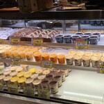 マーロウ - デザートを撮り忘れたのが痛恨の極み。。。マーロウのプリンは渋い紳士のイラスト入りビーカーに入ってる。どれもずっしり食べ応えありで美味しい♪︎