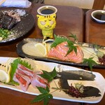 地鶏と鮮魚のお店 あおいや - サーモン造り890円＆金目鯛の造り1,100円