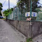 FermenCo. - 夏季期間の駐車場入口