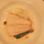 ボーヴル - 目鯛のポワレ クリームソース(ズッキーニ、キャベツ、しめじ)