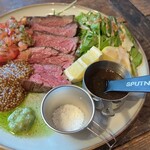 スプートニク - 本日の特選牛のステーキ¥3520
                                トマトのソースが美味しくて教えてもらいました(サルサソース・ディル・エスドラゴン)