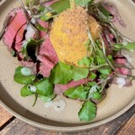 スプートニク - 北海道産サロマ黒牛ローストビーフとウニマヨ　マッシュルームとクレソンのサラダ仕立て¥1320 ウニマヨの下にゆで卵