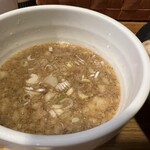 中華蕎麦 はざま - この微細な背脂。ジワっと甘い。深いコク。でもどういったわけか、くどくない。そこへ青唐辛子。この量、バランス。ホント感心するわ、5階の微分方程式を解いたような調和感。