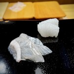 313888831 - 丁寧な包丁で、ねっとりと甘みが引き出された泥障烏賊。
                        平目を思わせる弾力と、きれいな甘さが素晴らしいマコガレイ。
                        それぞれに用意された醤油を付けて、いただきます。