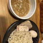 中華蕎麦 はざま - コレは青唐辛子と肉出汁のつけそば、背脂入り（1000）。大盛り(150)、煮卵（150）トッピング。卵は奥久慈卵。