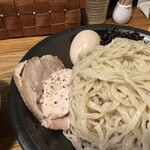 中華蕎麦 はざま - やはり平打ち麺。麺がうまい、口腔内の摩擦感がうまい、小麦感がうまい。喉越しがうまい。