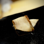 313888829 - この勝浦からの黒鮑は、ヤバヤバな美味しさです！
                        600gはありそうな立派な鮑を薄切りにして、口の中でも食感がもったりしません。
                        もちろん、お味も素晴らしい♪