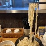 中華蕎麦 はざま - そしてこの長さ。この列車が、つけ汁の香りと麺の香りを満載して、咽頭から喉頭、そして食道へと駆け抜ける。