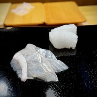 日本橋蛎殻町 すぎた - 丁寧な包丁で、ねっとりと甘みが引き出された泥障烏賊。
                    平目を思わせる弾力と、きれいな甘さが素晴らしいマコガレイ。
                    それぞれに用意された醤油を付けて、いただきます。