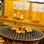 ホルモン鶴松 - 2014.10 炭火の七輪で焼きます（焼いているのはホルモン）