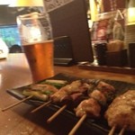 炭道楽　とり井 - 焼き鳥盛り合わせとビール