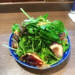炭火と酒と肴 七福八郎 - イチジクとろとろでパリッと冷えてていいサラダ