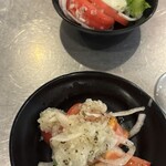 旭川成吉思汗 大黒屋 日進竹の山店 - オニオントマトサラダ　オニオンがめちゃウマです。モ⚪︎バーガーのバーガーに挟まってそうな？味付け