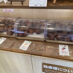 琉球銘菓 三矢本舗 - 豊富な味のサータアンダギー達