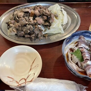 炉ばた焼 八幡 - 料理写真:地鶏炭火焼1本(1,500円)とイワシ尾引き(ポン酢)(750円)、へベスビール(550円)