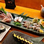 おさかなや 魚魚権 - 刺身盛り合わせ(鰹、かんぱち、鯛、タコ、いさき、いわし、つぶ貝)