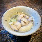 若鳥焼き もばら - お通し 皮の塩煮込み