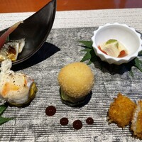 銀座 蟹みつ - 前菜:真ん中蟹のクリームコロッケ、左蒸したタラバととうもろこし、上鮎の一夜干し、右上湯葉とフルーツトマト、右下キスのフライ（衣がコーンフレークだそう）