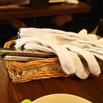 Kaizoku - 手袋をつけて牡蠣を食べる
