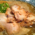 頑固麺 - 仕上がり濃いめのチャーシューもなかなか旨し