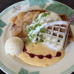 カフェ・ド・ラパン - 自家製桃のコンフィチュールとカスタードのワッフル