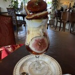 カフェ・ド・ラパン - 店内の雰囲気とパフェ