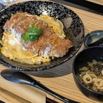 全日餐飲 月之路 - 米の娘ぶたカツ丼　豚カツがしっとりやわらかく、味も程よい味付けで美味しかった