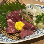 もつきむ - 上馬刺し：鮮度よし！刻みニンニクがまた辛くてうめぇ