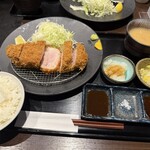 ごちそうとんかつ 豚の恵み - 厚切りリブロースかつ定食