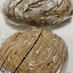 サイラー - ライ麦　70%(手前)20%(奥)のパン