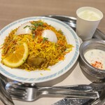 アナス ドーサ ビリヤニ - ◯チキンビリヤニセット¥989
…ライタ（インドのヨーグルトサラダ）のセット注文で、
ラッシーかチャイがサービスとのことで…ラッシーを。