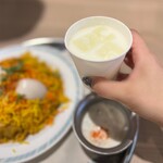 アナス ドーサ ビリヤニ - 紙コップですが、無料サービスは嬉しいですね♪(๑ᴖ◡ᴖ๑)♪