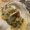 レストラン トヨ トーキョー - 牡蠣、ケッパー、パッションフルーツ。濃厚な牡蠣とまろやかなバターソースに、パッションフルーツのタネのプチプチと酸味がアクセントになってとても美味しかった。帰宅しても思い出す味だった、、