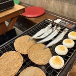 磯丸水産 - お通しはハチワレが焼きましょ