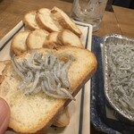 磯丸水産 - しらすアヒージョ、これいいわ、お家でもやってみる