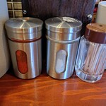 らーめん吉山商店 - 卓上の調味料