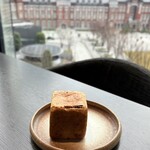 BURDIGALA MARUNOUCHI The Restaurant - ・パン
      焼き印入りのキューブ状がなんとも可愛らしい
      百名店入りのベーカリーの姉妹店だけあって
      小麦の芳醇さが広がり感動的な美味しさ
      お代わりのパンはスライスされたバゲットで
      コチラも絶品！