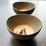 BURDIGALA MARUNOUCHI The Restaurant - ・根野菜（安納芋 根セロリ 人参）トリュフのスープ
      あっさりポタージュ風のスープに
      安納芋やトリュフの香りが溶け合い
      上品な味わいに仕上がっています