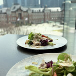 BURDIGALA MARUNOUCHI The Restaurant - ・旬 野菜のサラダ
      主な食材はレタス、紫キャベツ、トマト、キヌア、もち麦、
      スライスアーモンド、フムス、ビーツペースト、りんご、
      エディブルフラワー…
      どれもフレッシュであっさり食べやすく美味